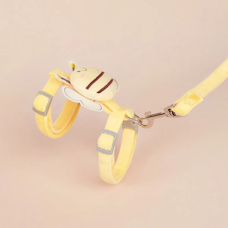 Adjustable bee-shaped cat rope with extendable lead and quick-release buckle in pink, yellow, or blue
