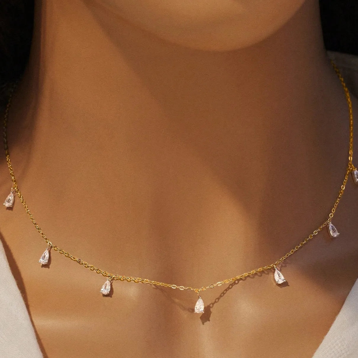 Gentle drop-shaped artificial zircon necklace with adjustable O-shaped chain in 925 silver, available in silver, rose gold, or golden yellow.