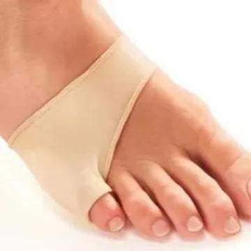 Nylon and TPU toe separator for small toe inversion correction, showing triangle cover design.