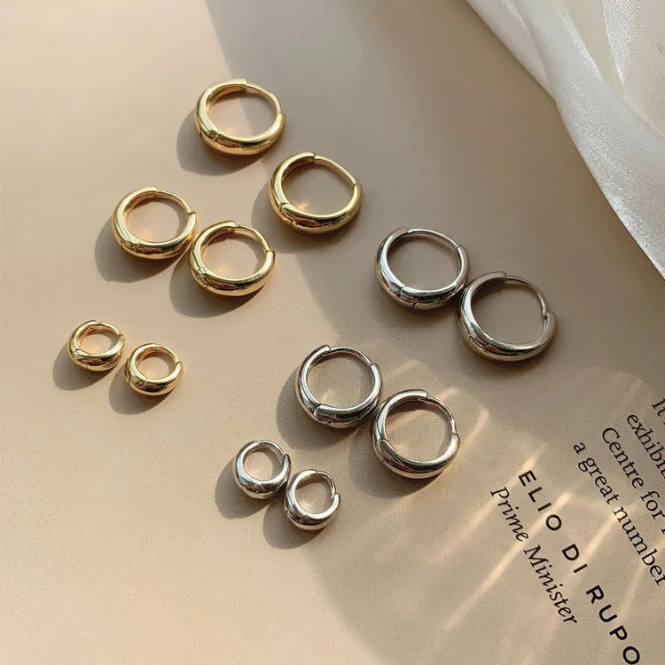 Women's retro minimalist water drop earrings in geometric round shape available in gold or silver colour with three size options