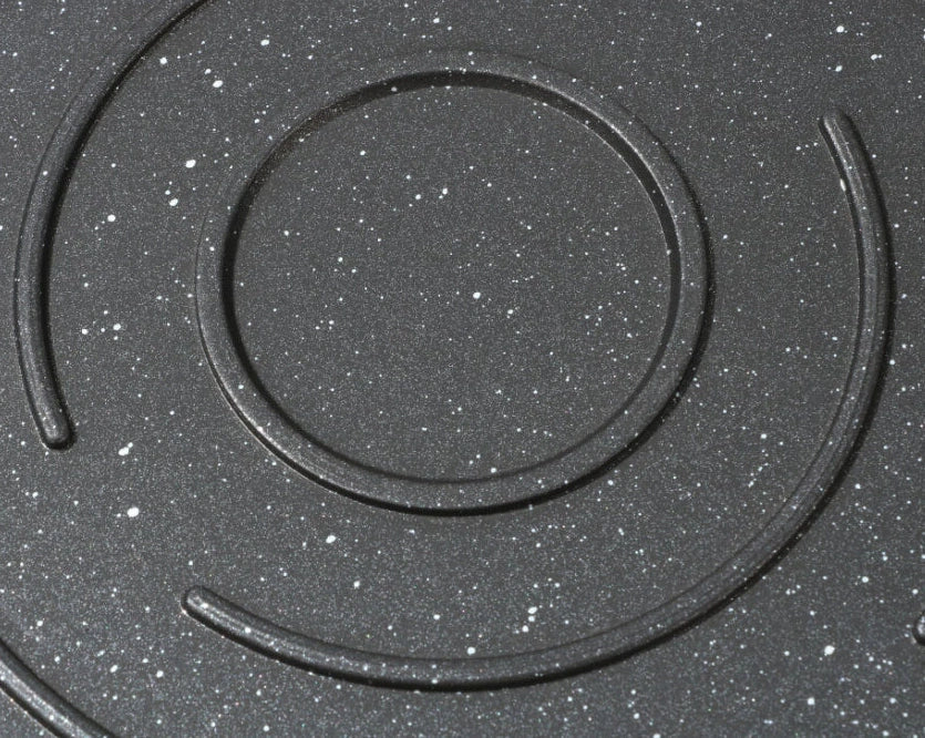 Seven-hole aluminium barbecue plate with non-stick surface on gas hob