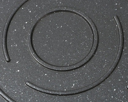 Seven-hole aluminium barbecue plate with non-stick surface on gas hob
