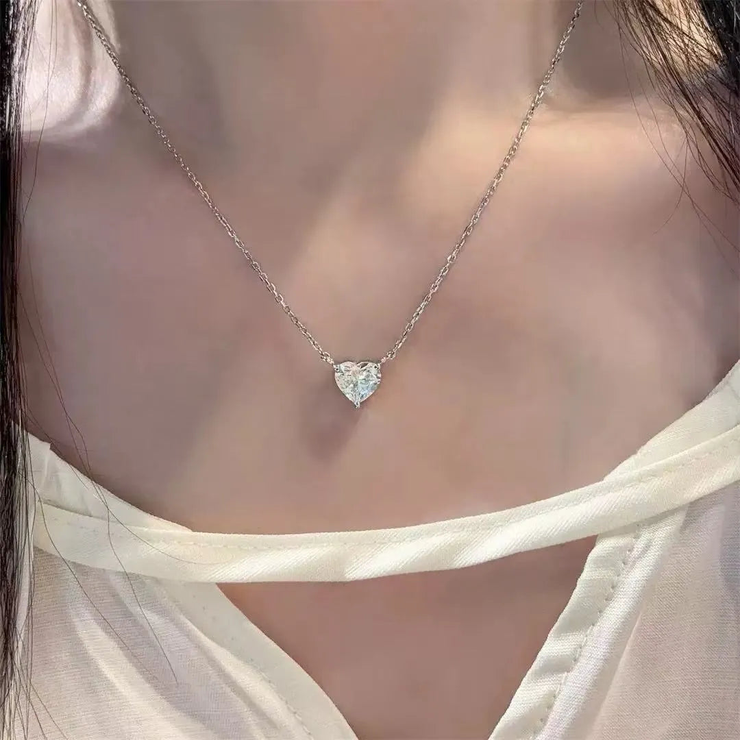 Women's silver-coloured copper necklace with simple heart-shaped pendant