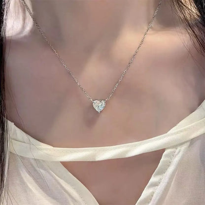 Women's silver-coloured copper necklace with simple heart-shaped pendant