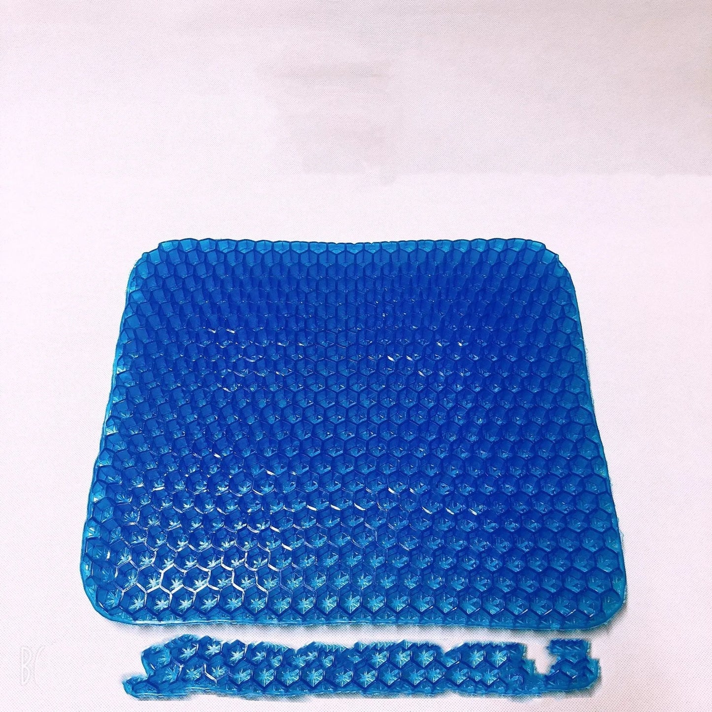 Gel seat cushion with honeycomb pattern showing 24.5cm by 17.5cm dimensions and removable PVC cover