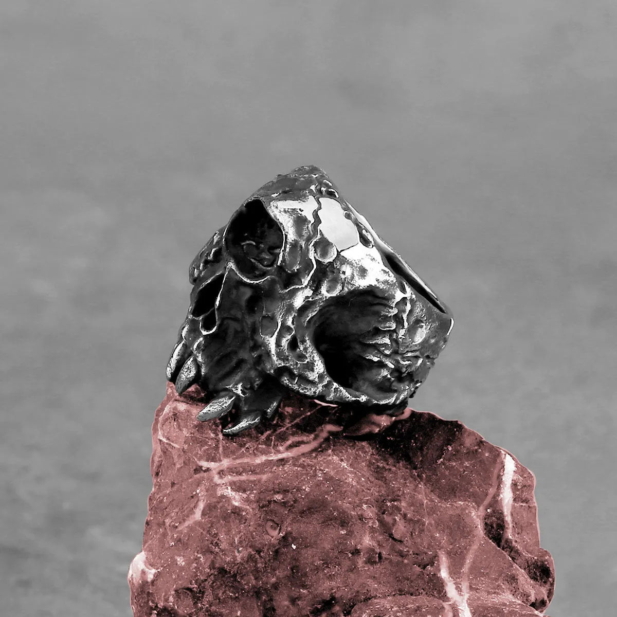 Alloy skull ring with one-eyed design and electroplated finish in retro punk style