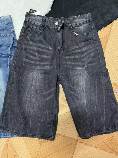 Men's loose fit washed denim shorts in straight-leg design with mid waist and zip placket