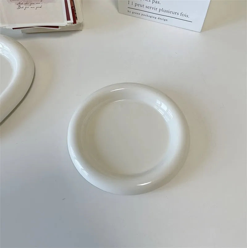 White porcelain plate with chubby toot bear design, shown in small 15cm and large 20cm sizes.