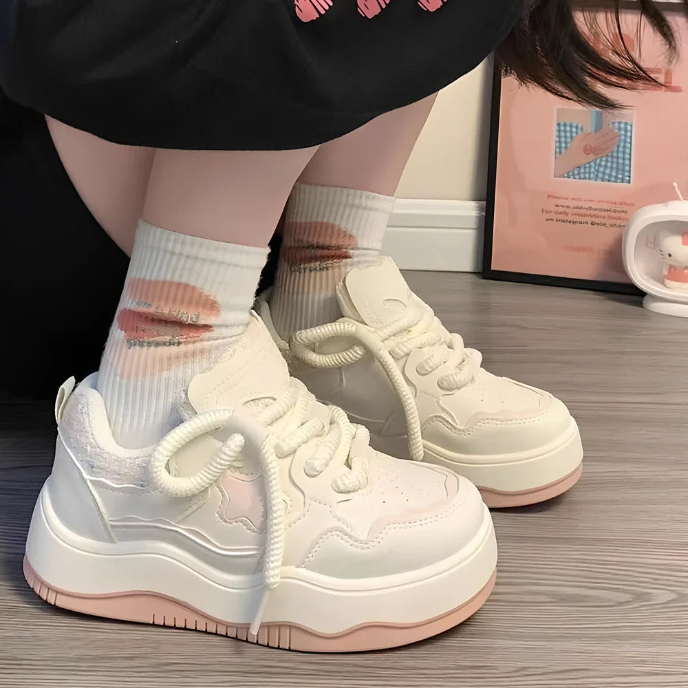 Women's green platform sneaker with 3cm rubber sole and patent leather upper, round toe design