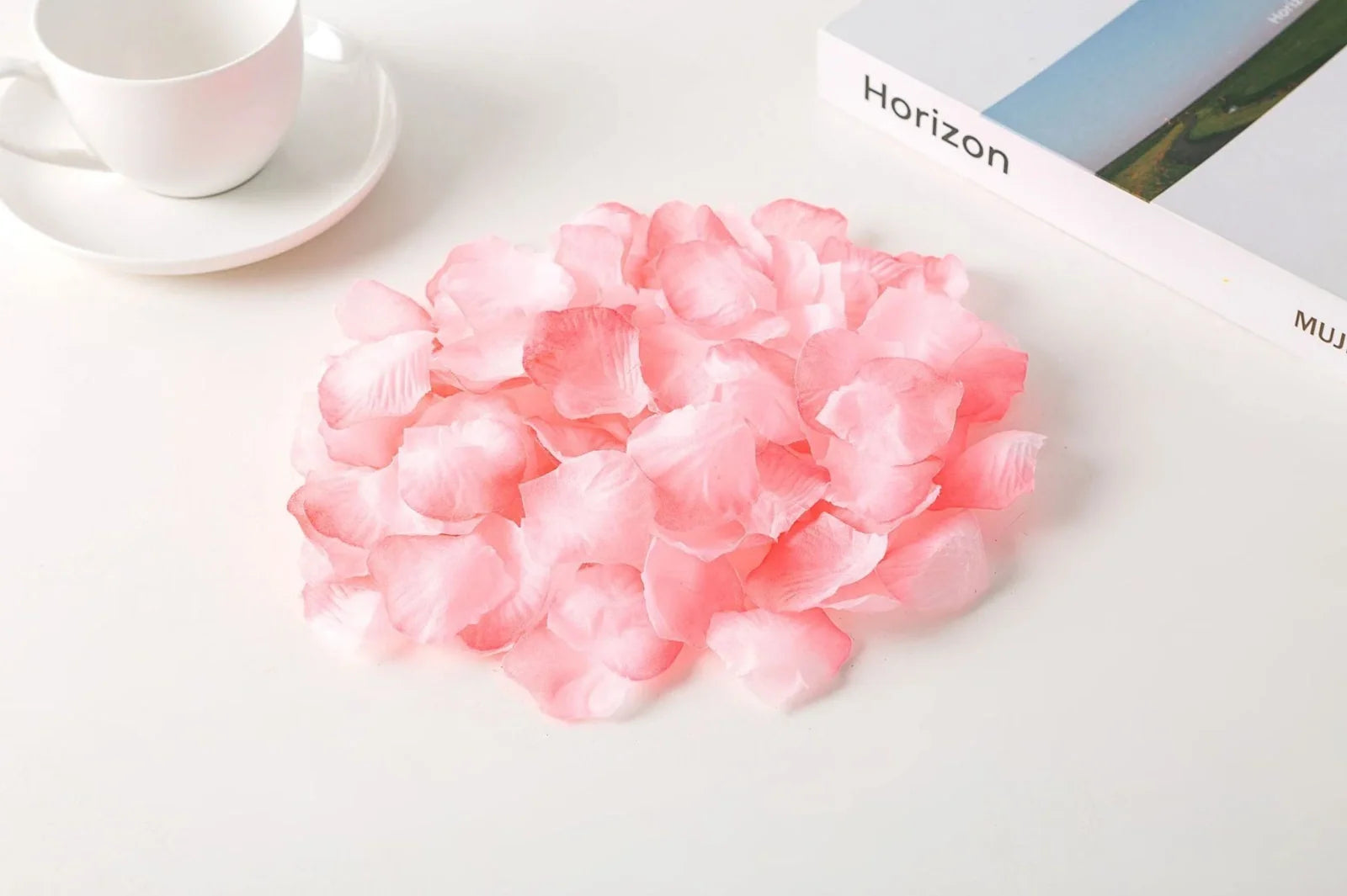 Pack of 100 high-quality silk simulated rose petals, 5cm size, in colours like rose red for wedding room scenes