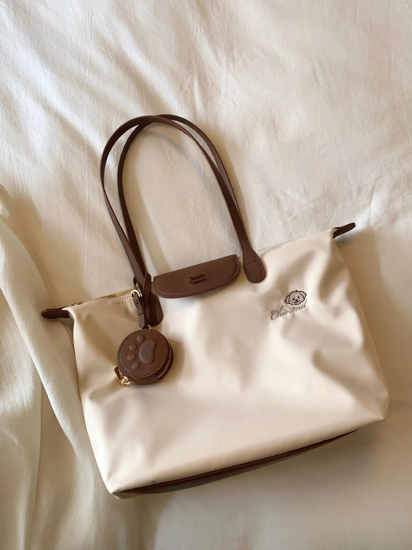 Oxford cloth tote shoulder bag with sandwich pockets and phone compartment in beige colour
