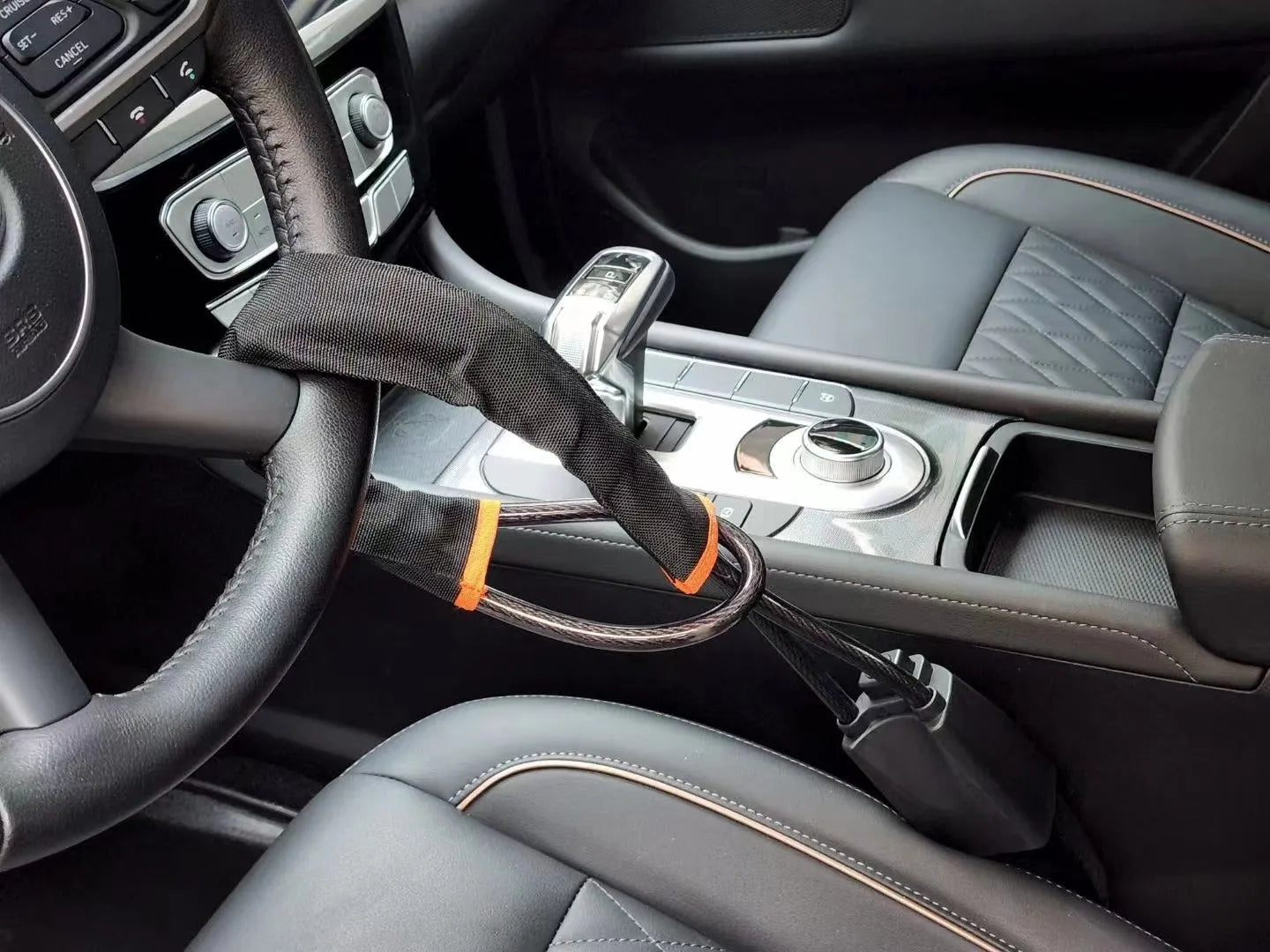 Car steering wheel lock with 33cm iron construction and copper lock core in red colour option