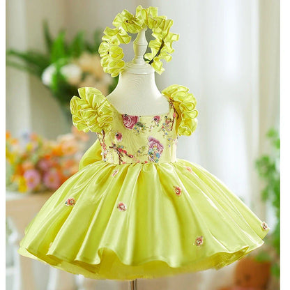Little girl's yellow princess dress with flying sleeves and umbrella skirt design for birthday parties