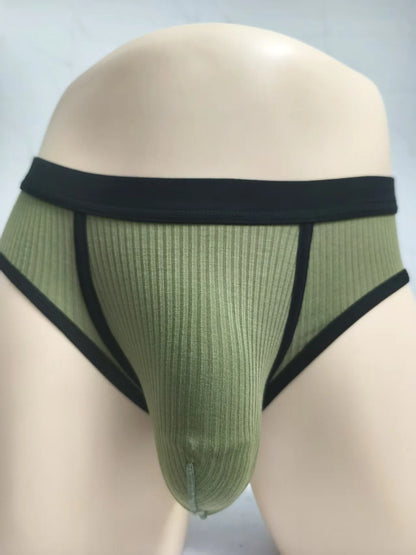Men's solid colour low-waist briefs with a U-shaped design in breathable viscose fabric.