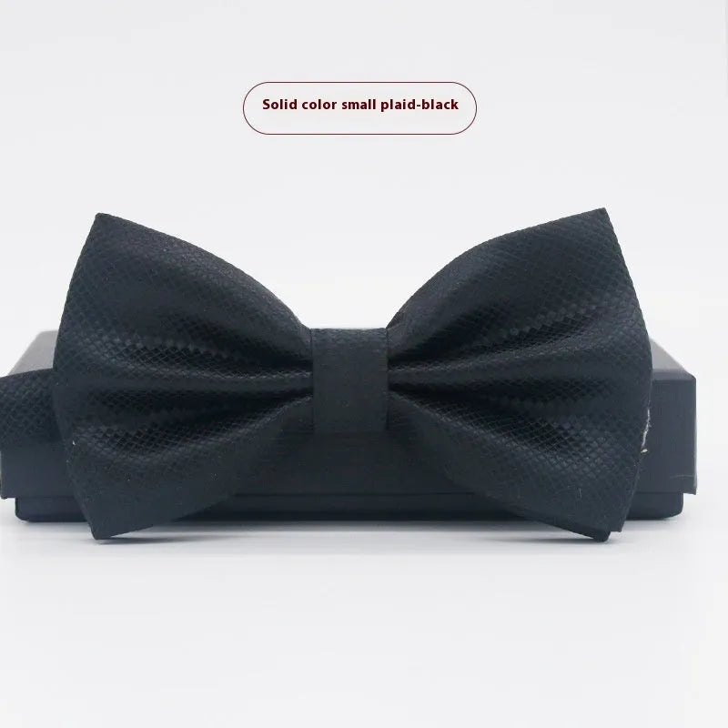 Flat-head self-tie bow tie in a wine red colour, showing its 12cm width and 6cm height dimensions.