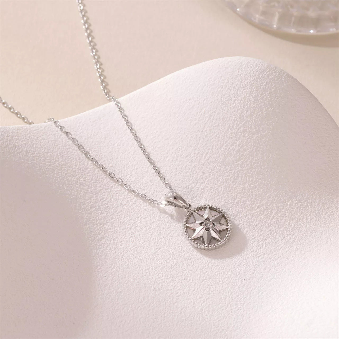Lucky Compass Necklace with star-shaped titanium steel pendant in gold and white gold