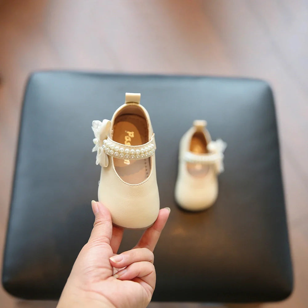 Leather girls' walking shoes in beige with princess square mouth, bow, and non-slip sole for toddlers