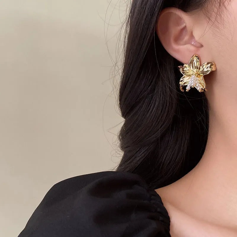 Gold H1795 metal flower earrings with pearl details, exaggerated niche style design