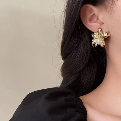 Gold H1795 metal flower earrings with pearl details, exaggerated niche style design