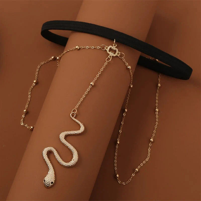 Glamorous Bohemian-style leg chain with snake pendant and metal beads, a unique and fashionable beach accessory