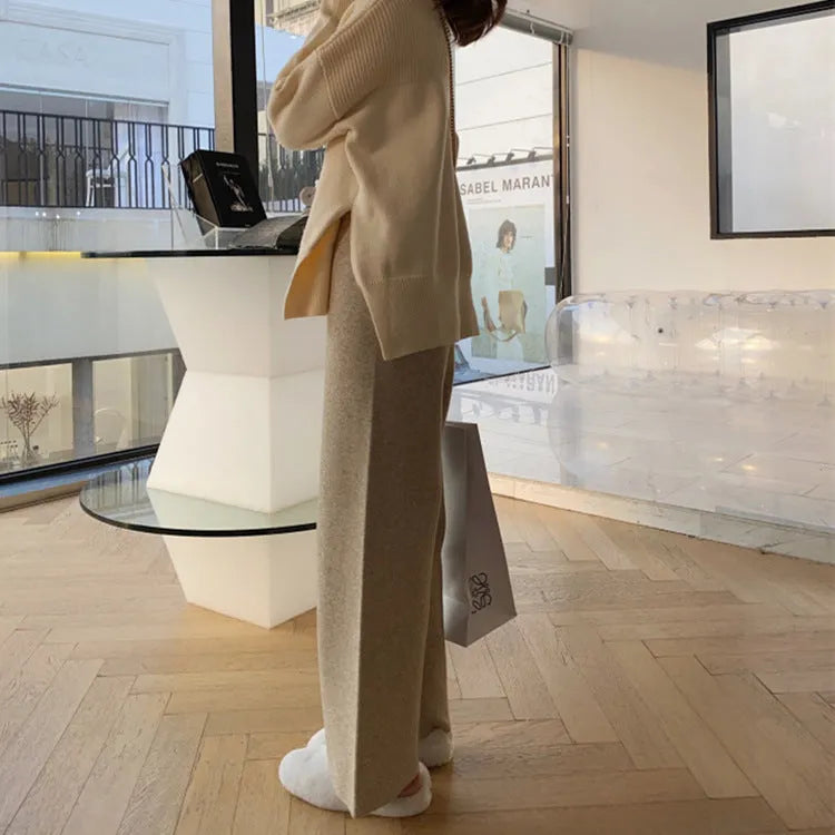 Women's high-waist knitted wide-leg trousers in black with straight-leg silhouette and medium elastic waistband