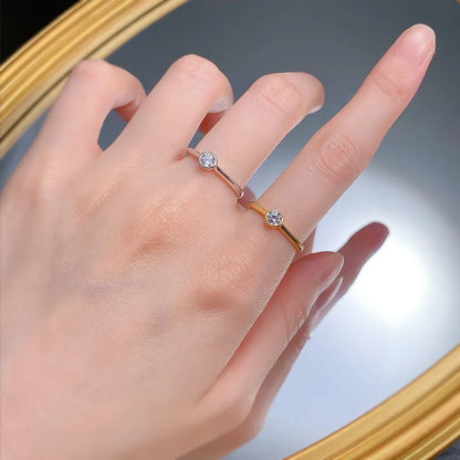 Minimalist crown-shaped silver ring with linear design in gold or platinum plating