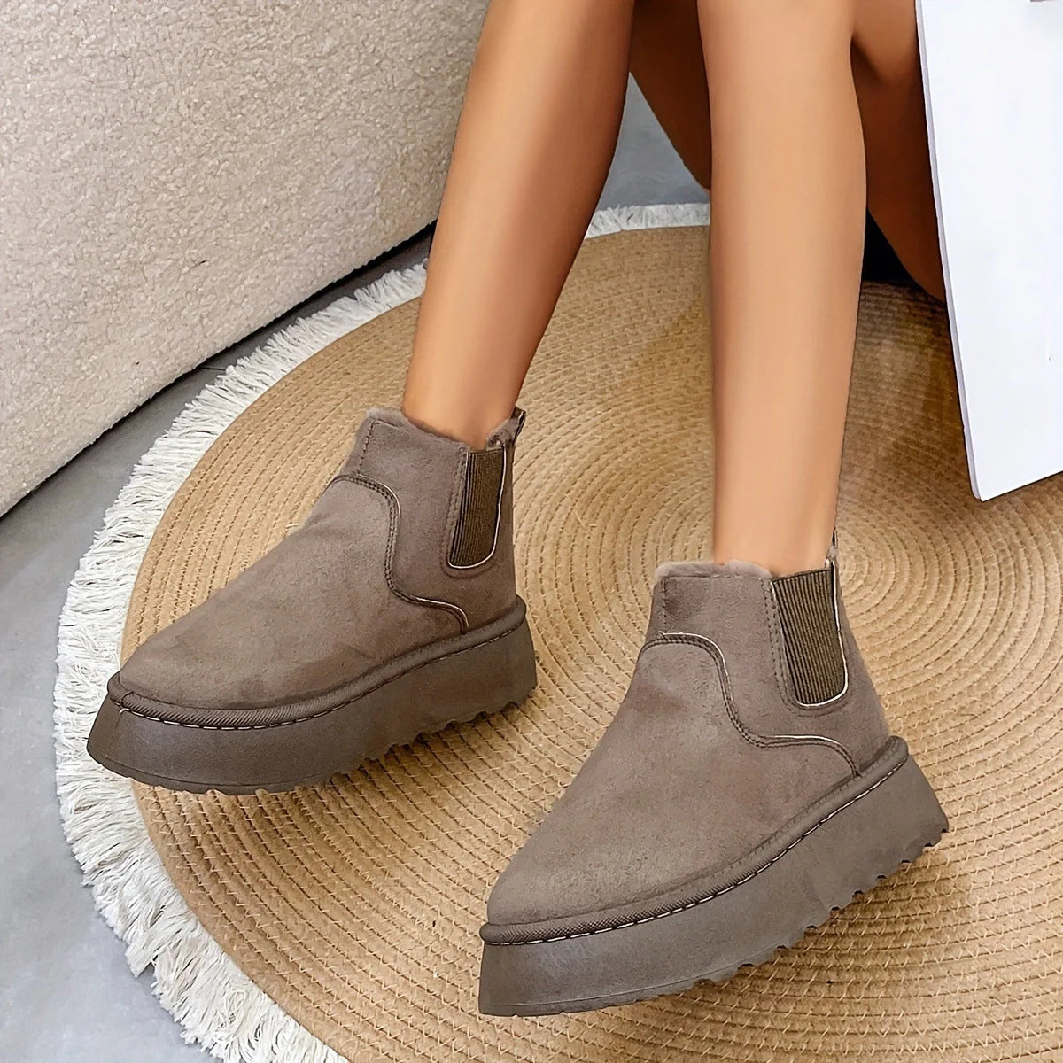 Women's cozy winter snow boots with plush lining in various colors