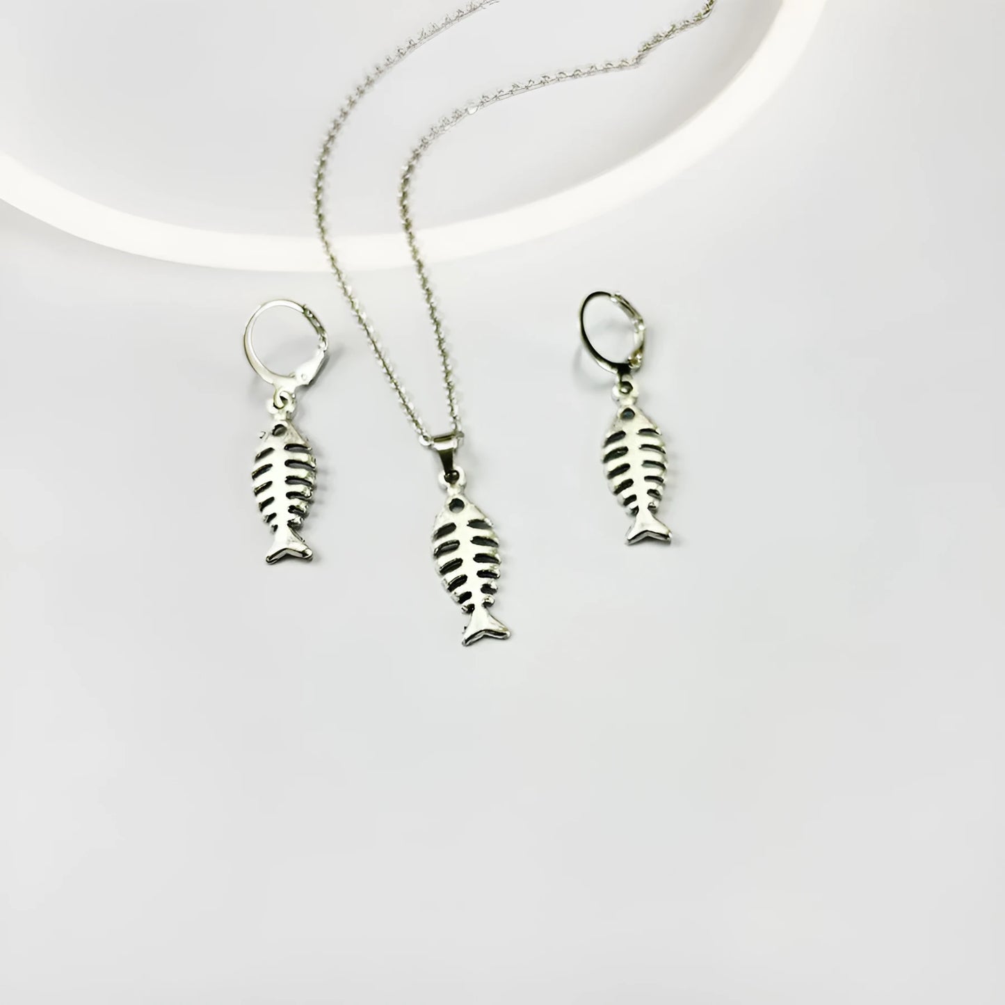 Fishbone pendant necklace with adjustable chain and matching earrings in retro style, showing O-shaped chain design