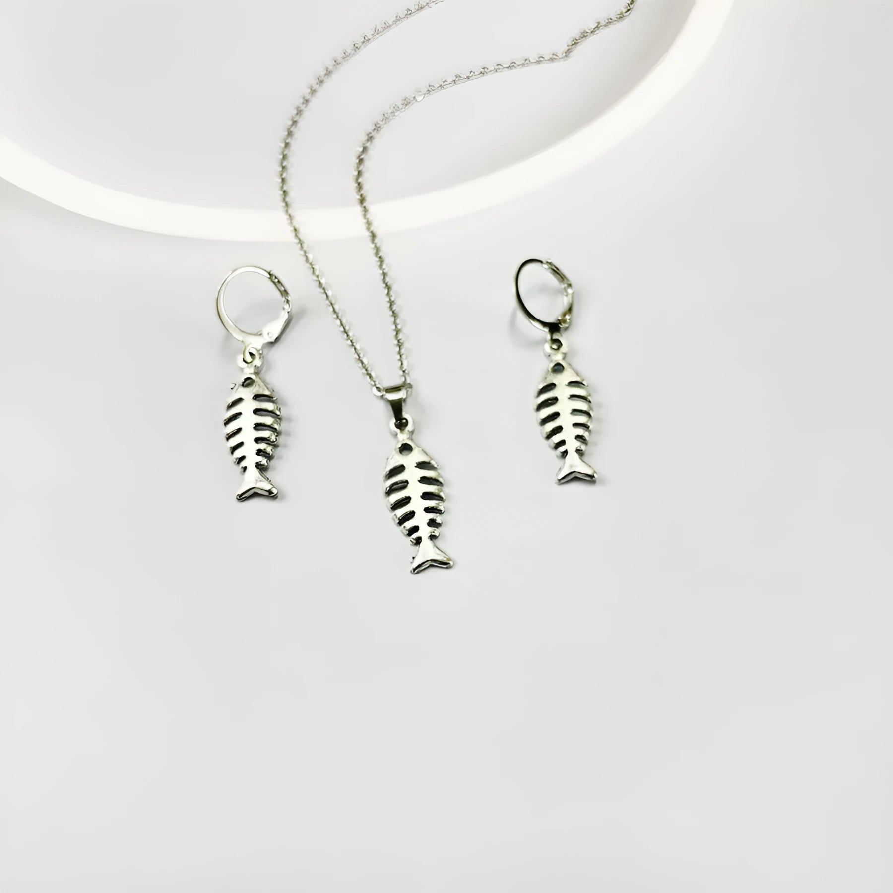 Fishbone pendant necklace with adjustable chain and matching earrings in retro style, showing O-shaped chain design