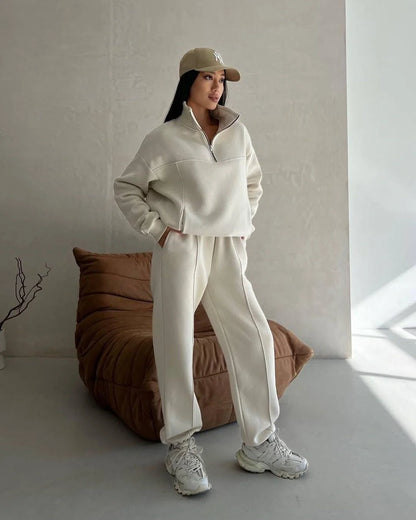 Stylish women's winter jogging set with zipper jacket and casual pants