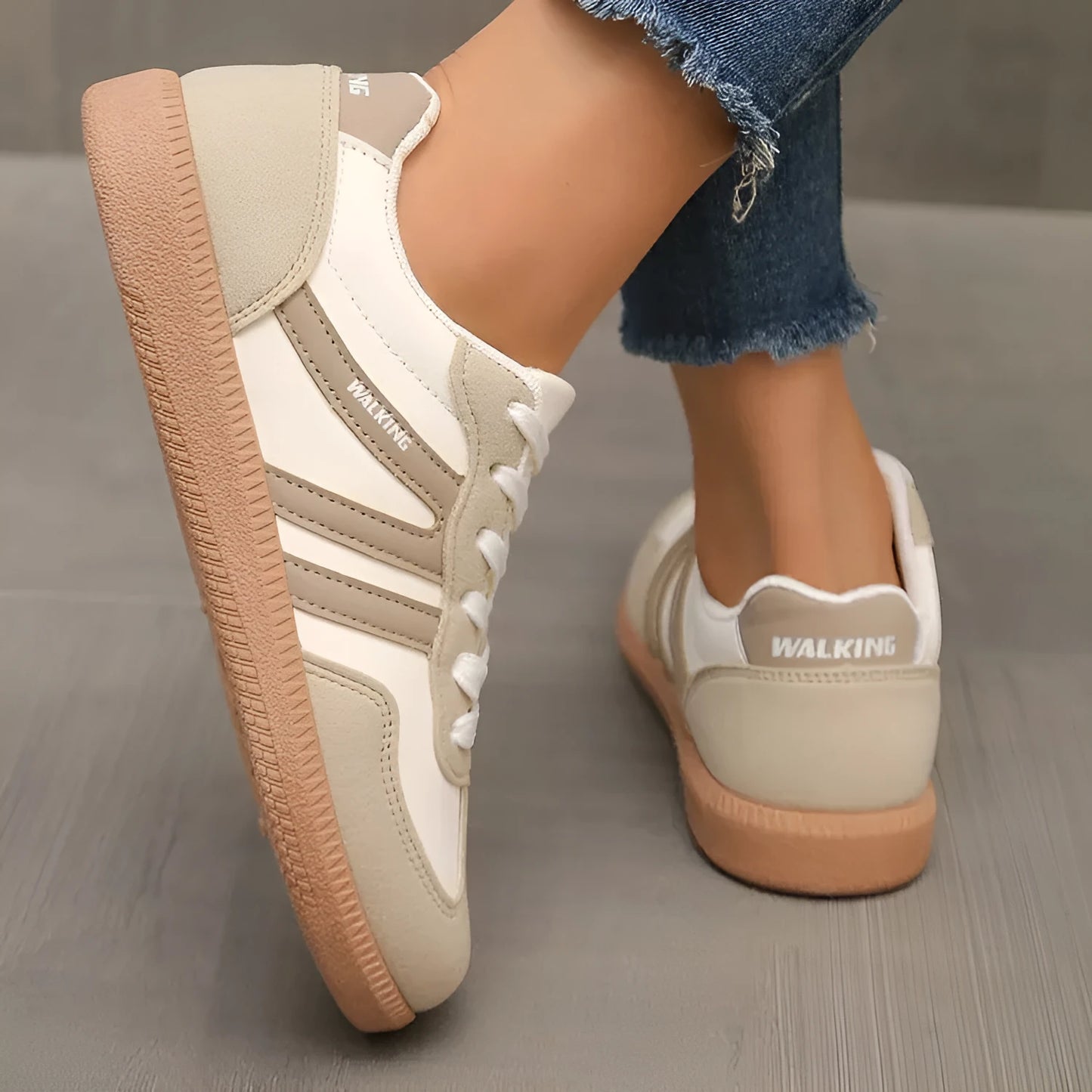 Women's low-top casual sneakers in a round toe design with a lace-up front, shown in a selected colour.