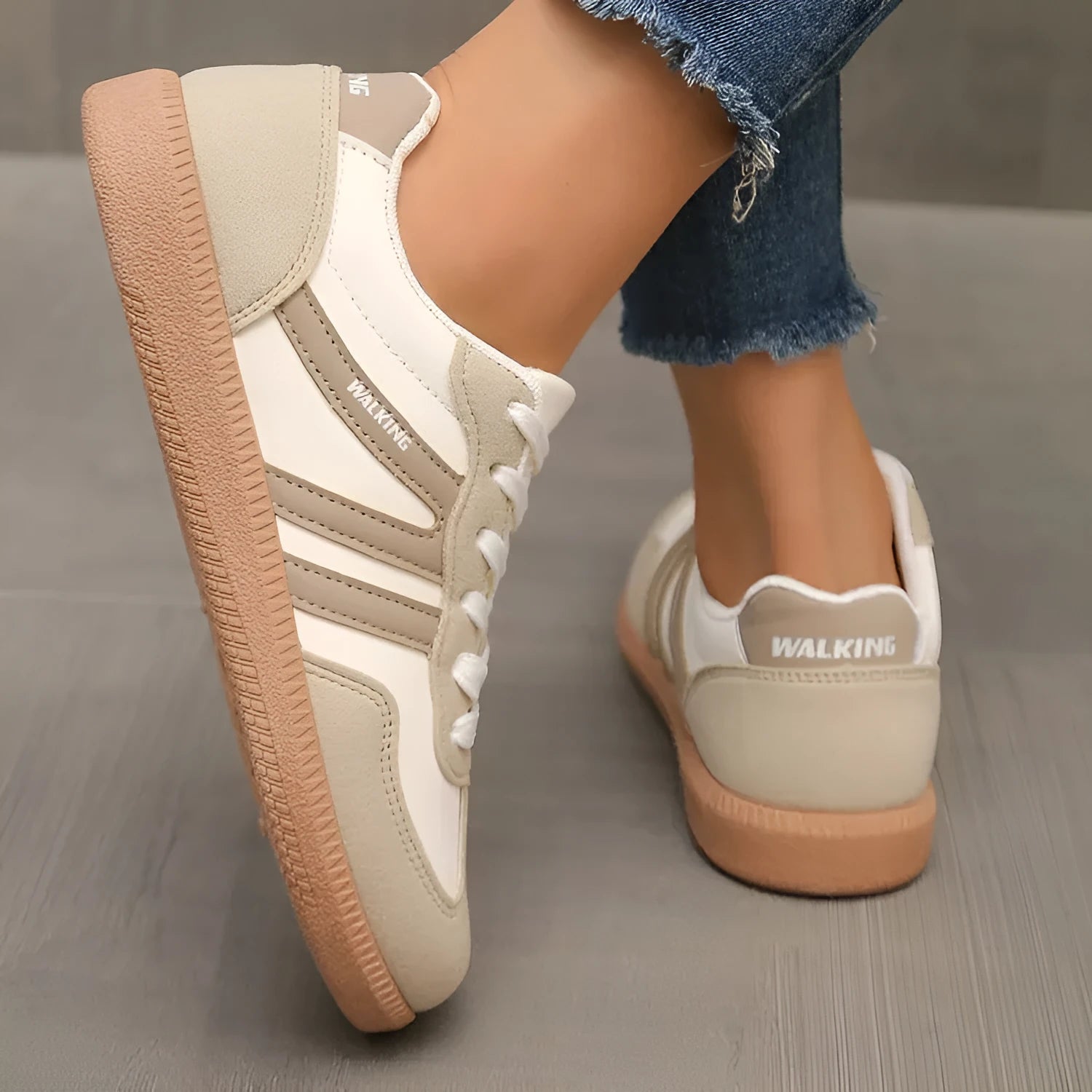 Women's low-top casual sneakers in a round toe design with a lace-up front, shown in a selected colour.