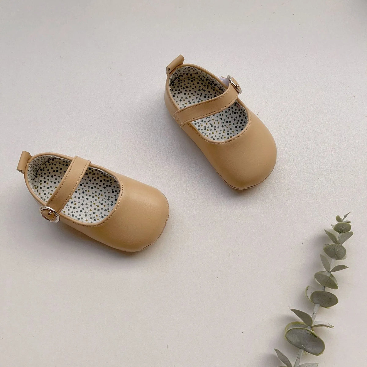 Baby girl toddler shoes with Velcro fastening, artificial PU upper, low top shape, available in five colours