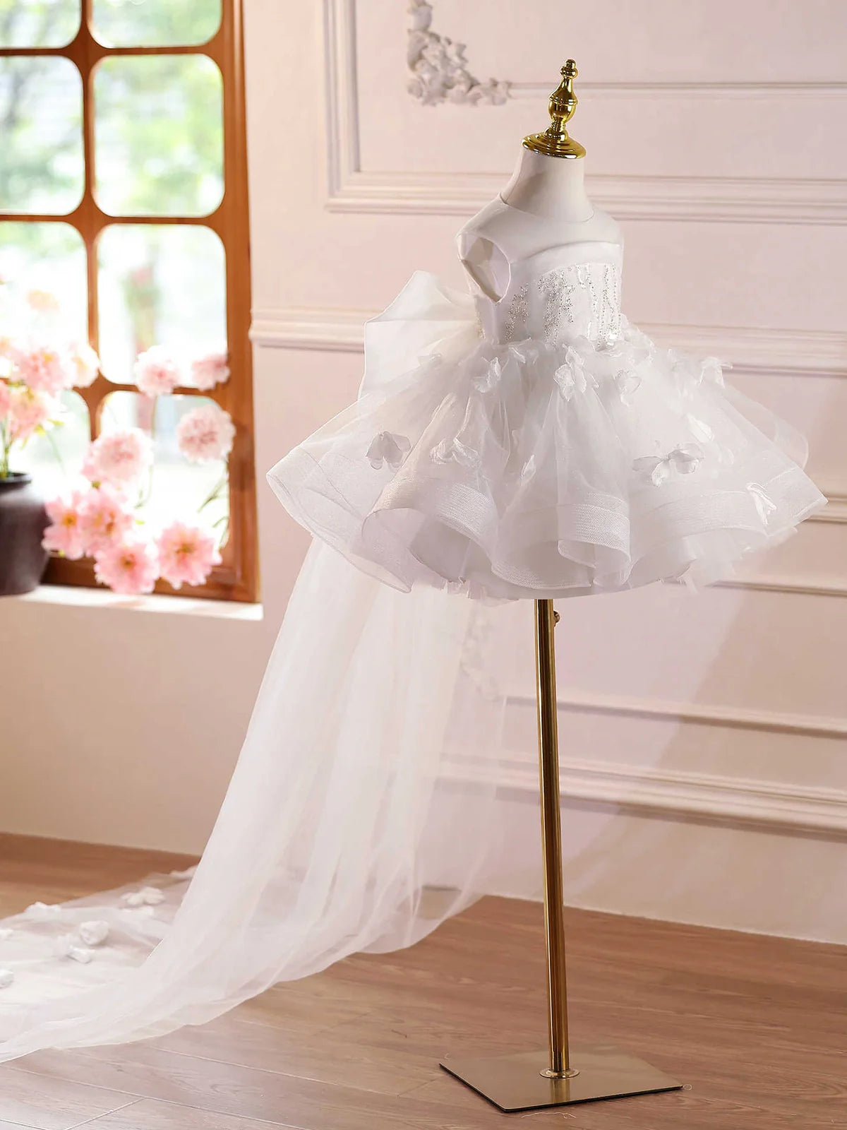 White sleeveless slim-fit dress with round neck, suitable for piano playing with height options from 90cm to 160cm