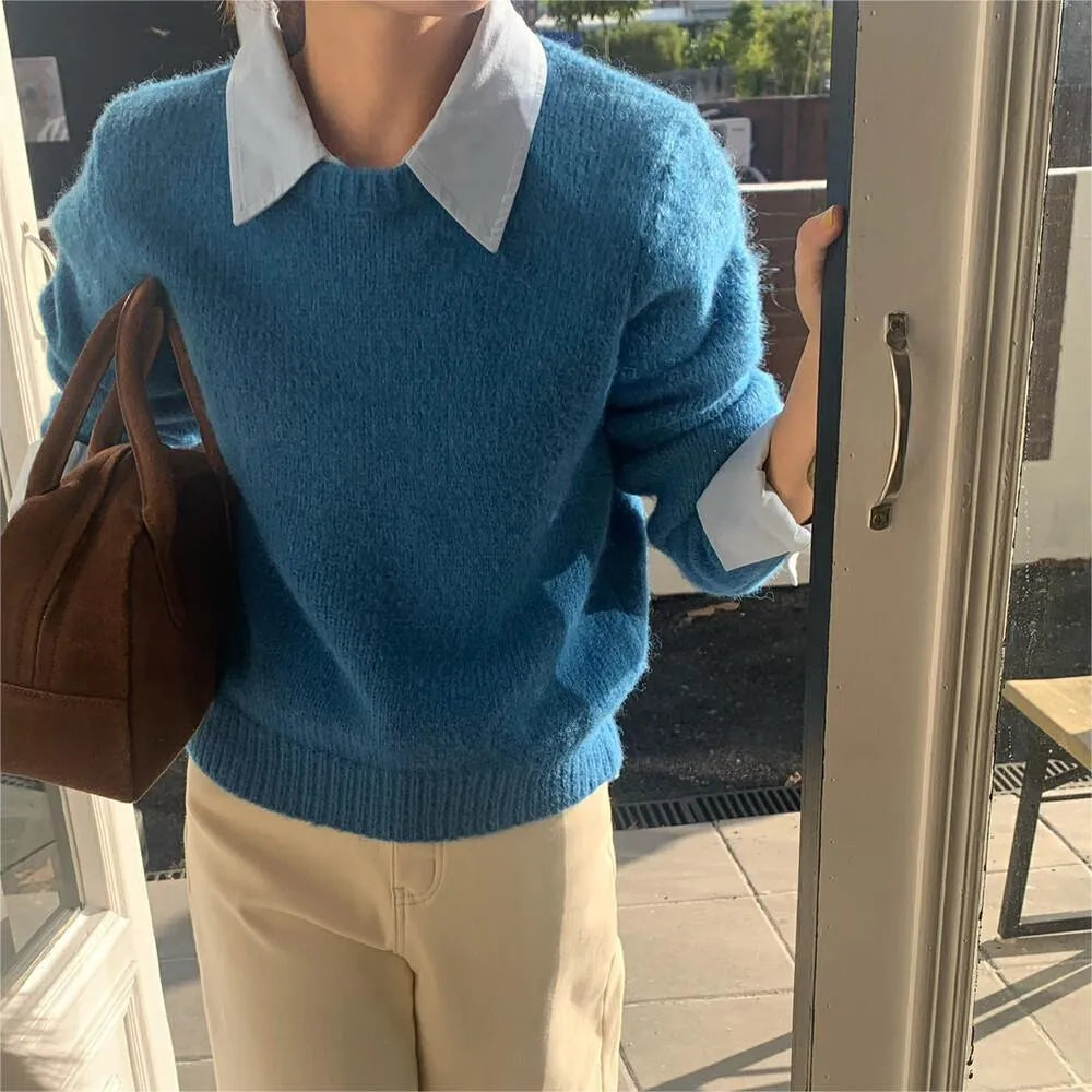 Women's loose knit top with contrast colour lapels in polyester fabric, available in seven colours