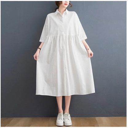 Chic casual loose dress in white and black colors with polo collar and short sleeves, made of premium linen fabric for a relaxed and comfortable fit