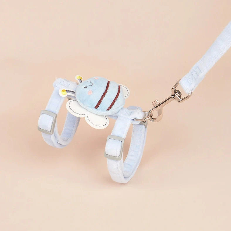 Adjustable bee-shaped cat rope with extendable lead and quick-release buckle in pink, yellow, or blue