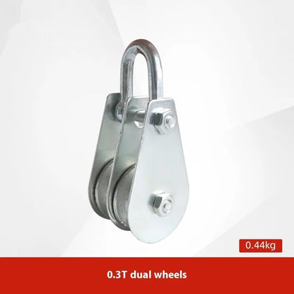 Red lifting pulley with safety latch, forged from A3 steel for industrial use with up to 5000kg load capacity.