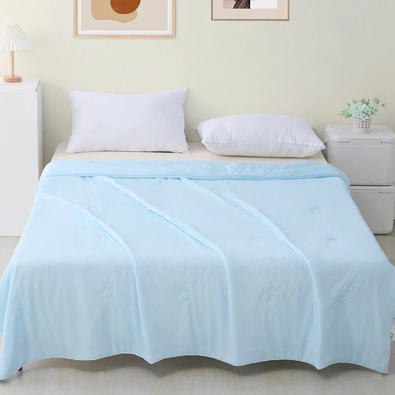 Ultra-soft, machine-washable cooling quilt made with breathable ice silk fabric for year-round comfort
