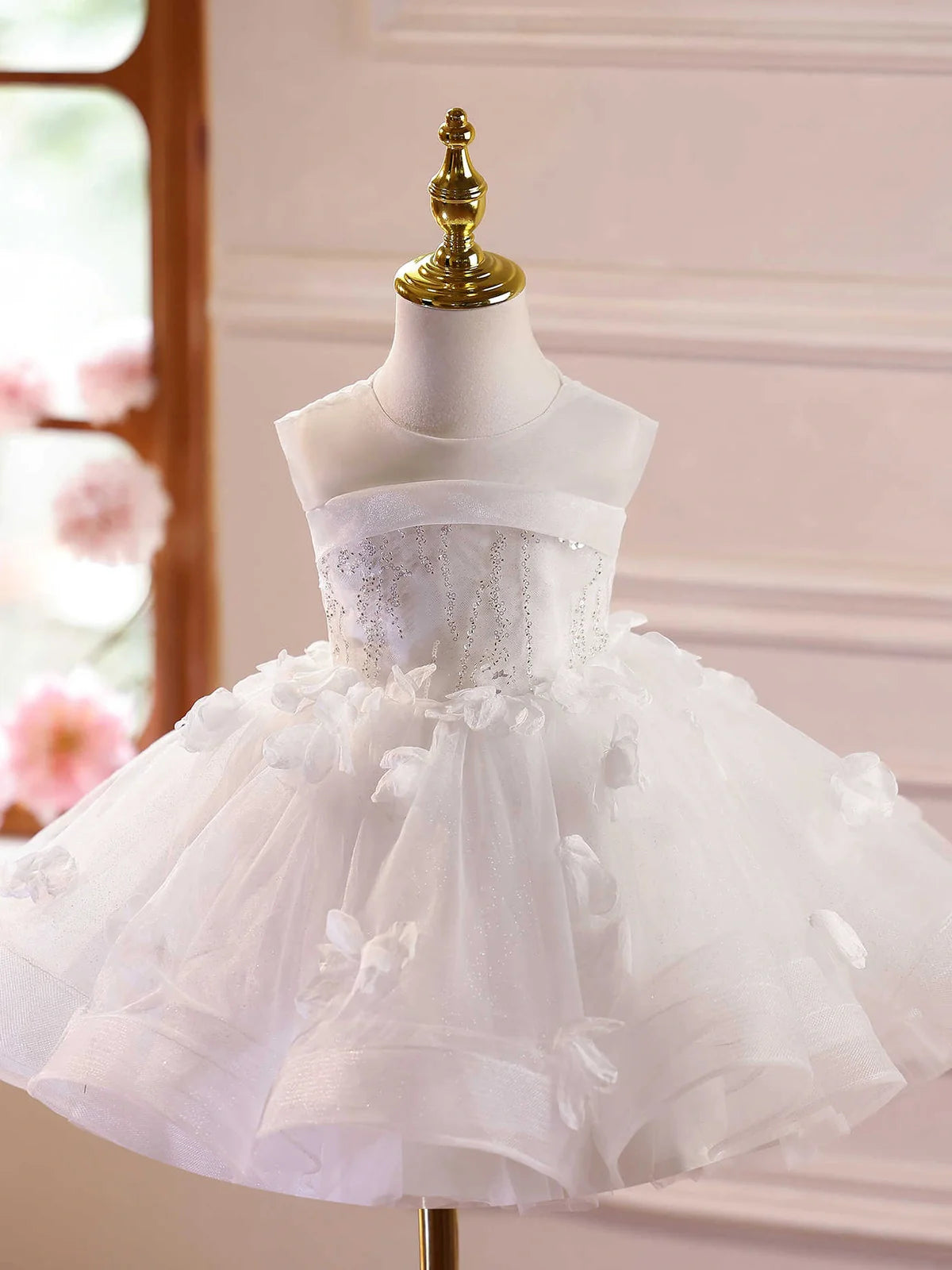 White sleeveless slim-fit dress with round neck, suitable for piano playing with height options from 90cm to 160cm