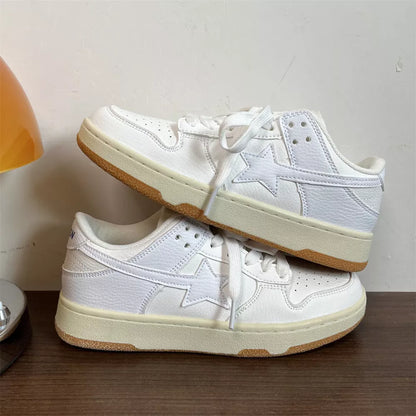 Men's retro low-top sneakers with anti-slip rubber sole and synthetic PU upper