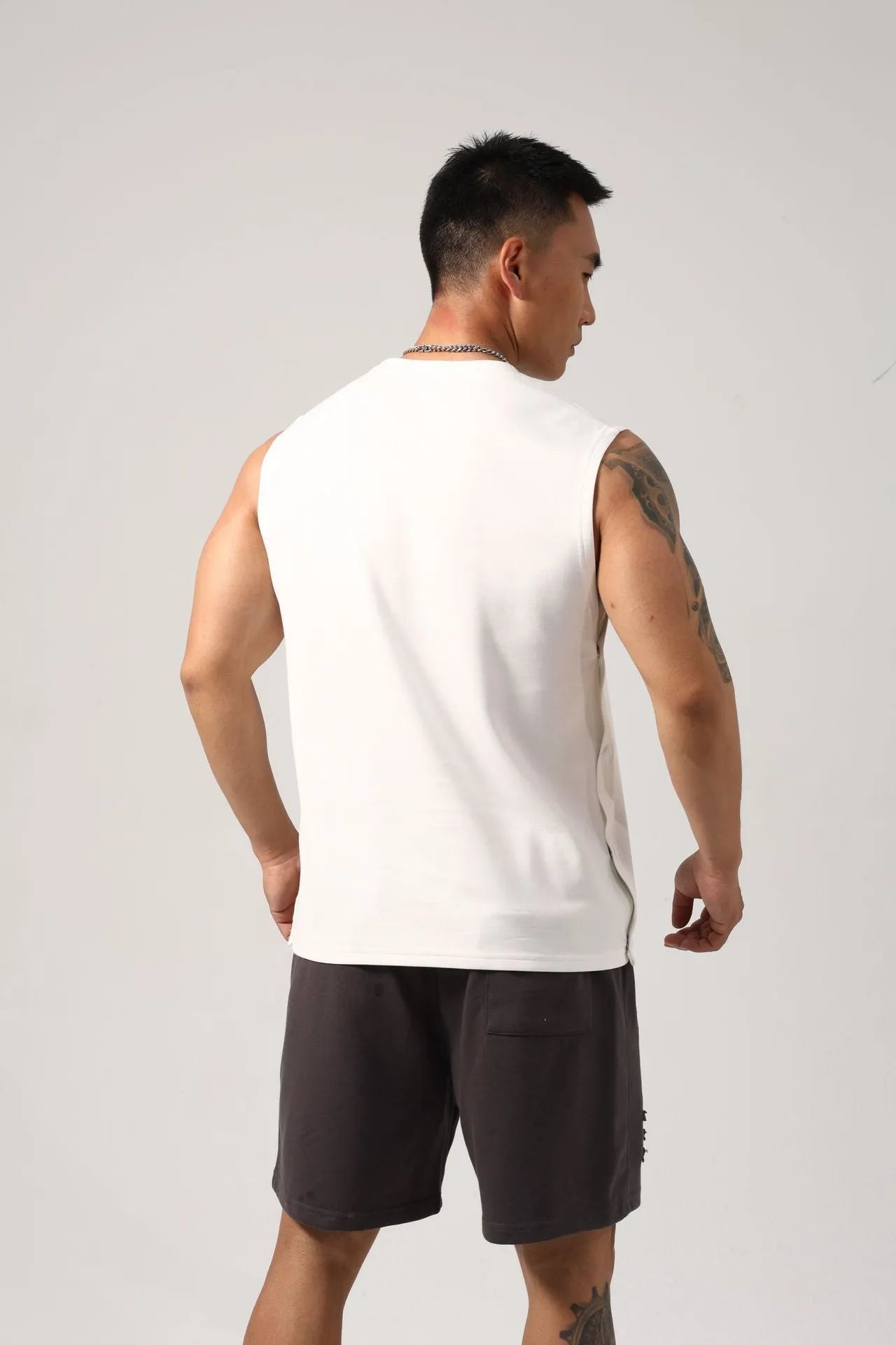 Men's loose black cotton fitness vest with hidden side hooks in Korean style.