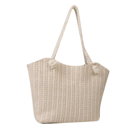 Stylish and spacious straw tote bag for women, featuring a timeless design and durable construction