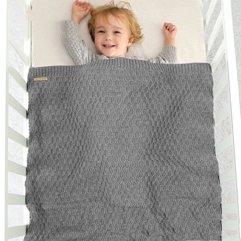 Solid colour infant hug blanket with raised lines, measuring 70×90cm in acrylic fabric
