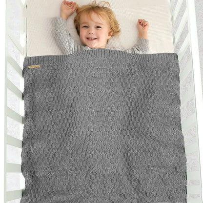 Solid colour infant hug blanket with raised lines, measuring 70×90cm in acrylic fabric