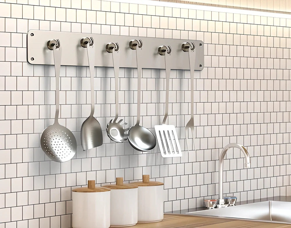 Sturdy magnetic hooks in black and silver colors, capable of holding up to 3kg of weight on any magnetic surface.